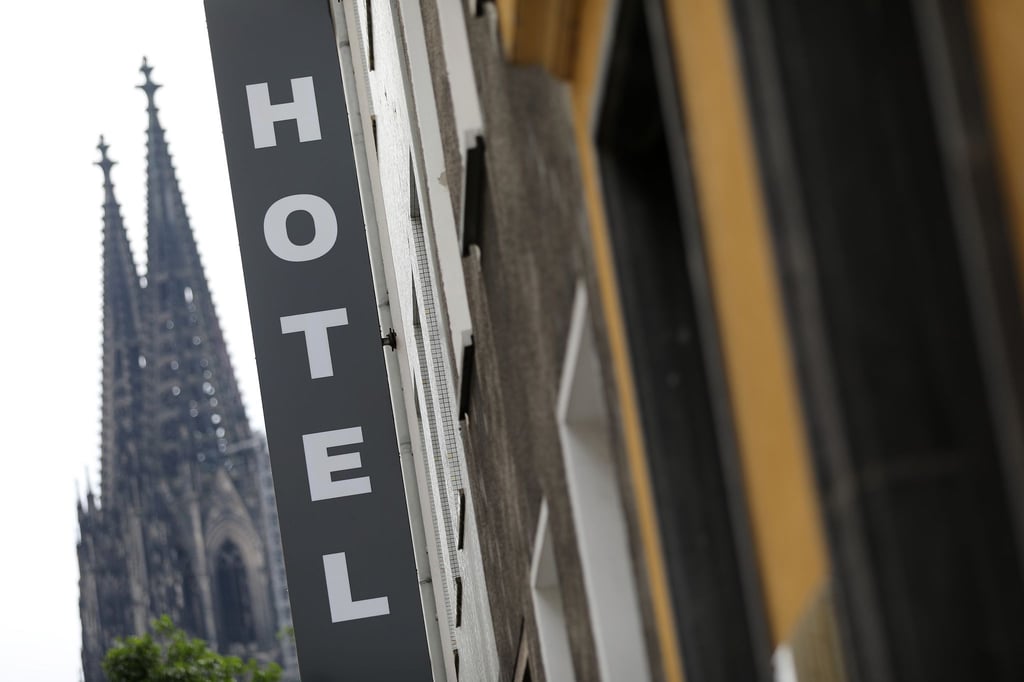 Ein Schild hängt unweit vom Kölner Dom vor einem Hotel.