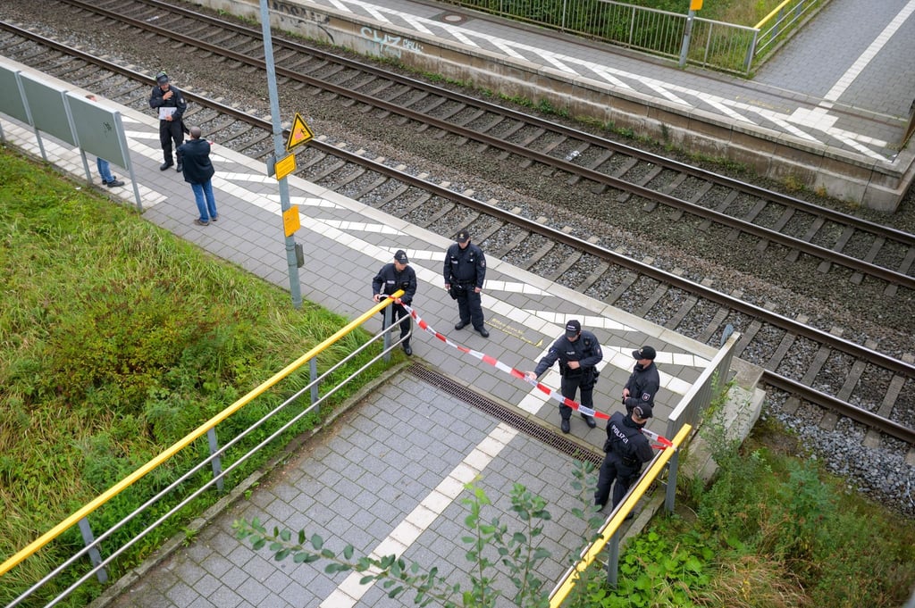 Polizisten suchen nach Beweismitteln im Fall einer getöteten Frau.