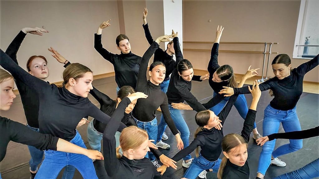 Auch die jungen Tänzerinnen und Tänzer vom Studio Peri tanzen mit.