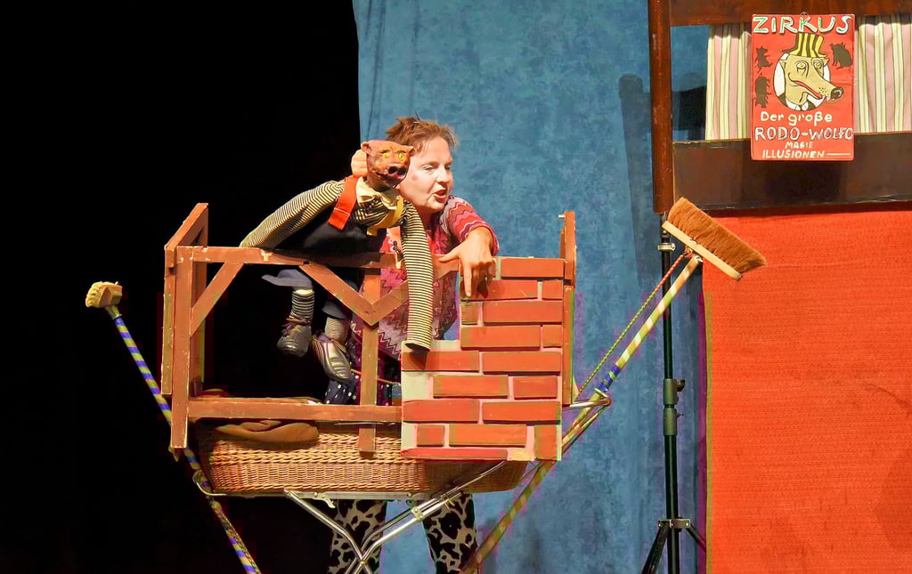 Sabine Zinnecker vom Dorftheater Siemitz nutzte einen Puppenwagen als Bühne für ihr Stück.