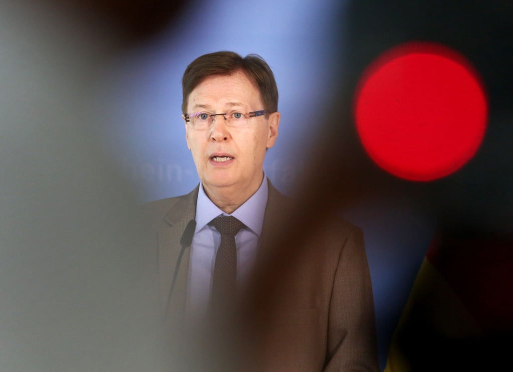 NRW-Justizminister Peter Biesenbach spricht auf einer Pressekonferenz.