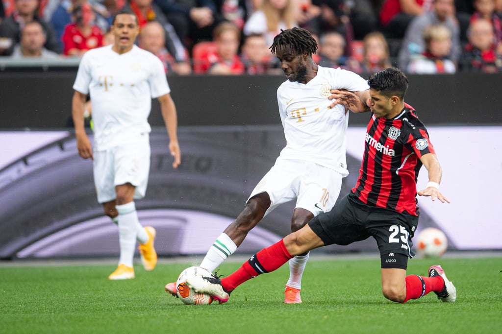 Leverkusens Exequiel Palacios (r) und Budapests Tokmac Nguen kämpfen um den Ball.