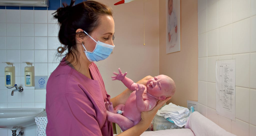 Wenige Minuten nach ihrer Geburt wird die kleine Felicia Marie im Salzwedeler Krankenhaus von Hebamme Helen Benecke untersucht. Die Zahl der Entbindungen ist in beiden Kliniken des Kreises stabil.