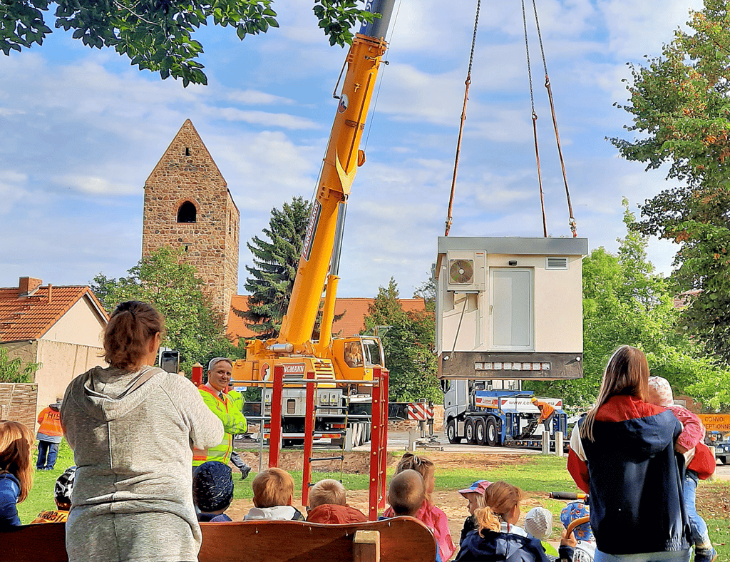 Zahlreiche Zuschauer beobachteten am vergangenen Mittwoch in Badingen, wie der große Technik-Container mit Hilfe eines Schwerlastkranes aufgestellt wurde.