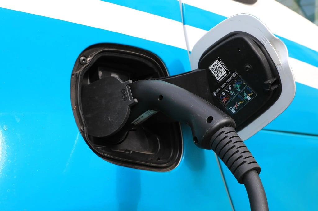 Ein Ladekabel steckt an einem Elektroauto.