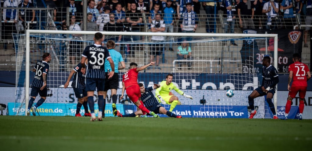 Suat Serdar (M) trifft beim 1:3-Auswärtserfolg von Hertha BSC beim VfL Bochum doppelt - hier erzielt er das 0:1.
