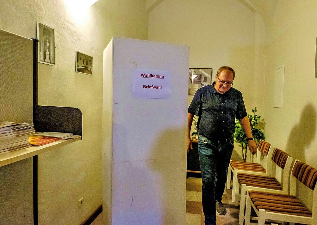 Im Bad Schmiedeberger Rathaus kann schon gewählt werden. Im Bild: Wahlleiter Uwe Hackel