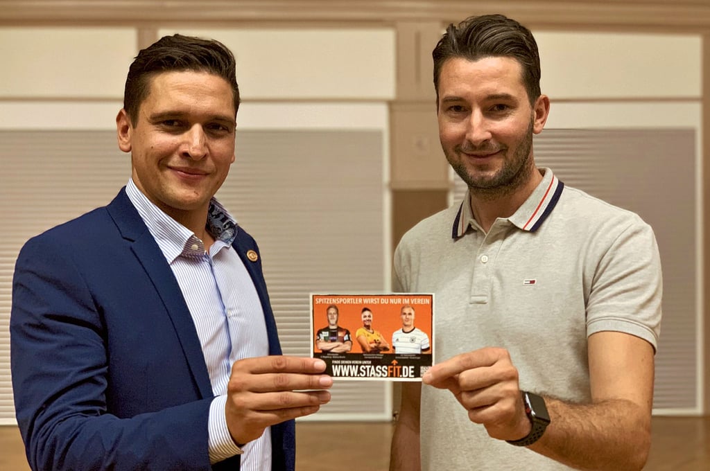 Auch Marius Sowislo, einstiger Kapitän des 1. FC Magdeburg, ist angetan von ?Stassfit?. Roger Stöcker (l.) und der Rotary-Club Staßfurt haben das Projekt, das Staßfurt wieder in Bewgeung bringen soll, initiiert.