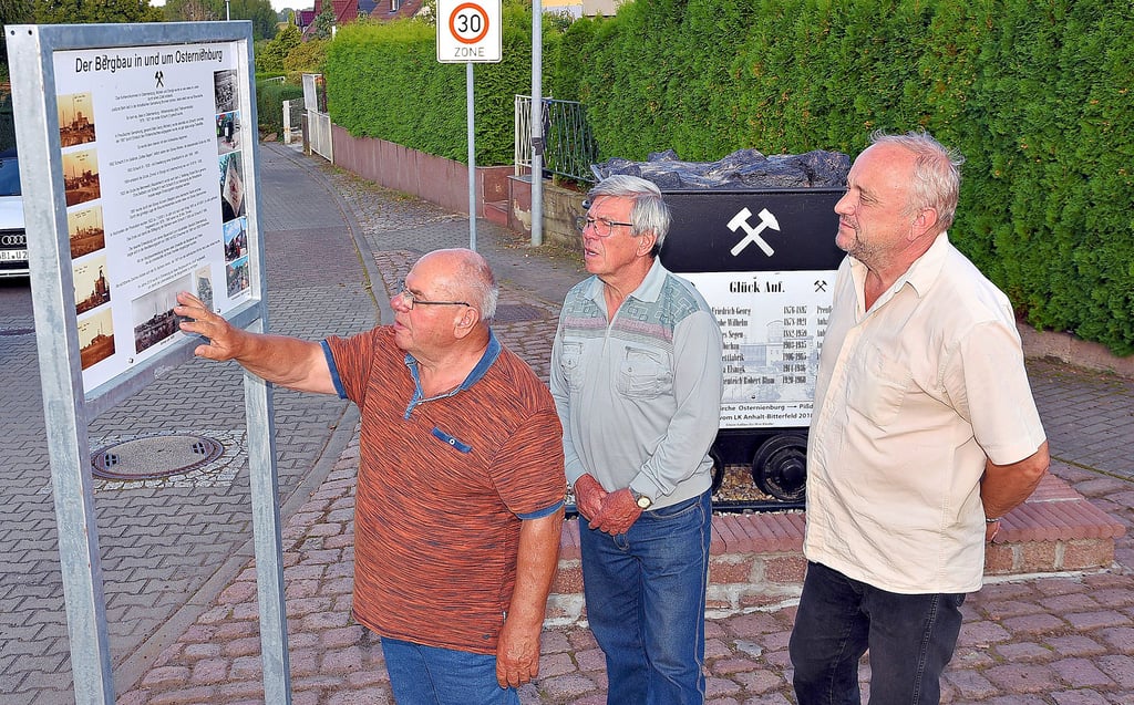 Gerd-Peter Bartosch (li.) spricht mit Dietmar Fischer und Dietmar Vetter (re.) über die Bergbauzeit, die Osternienburg geprägt hat.