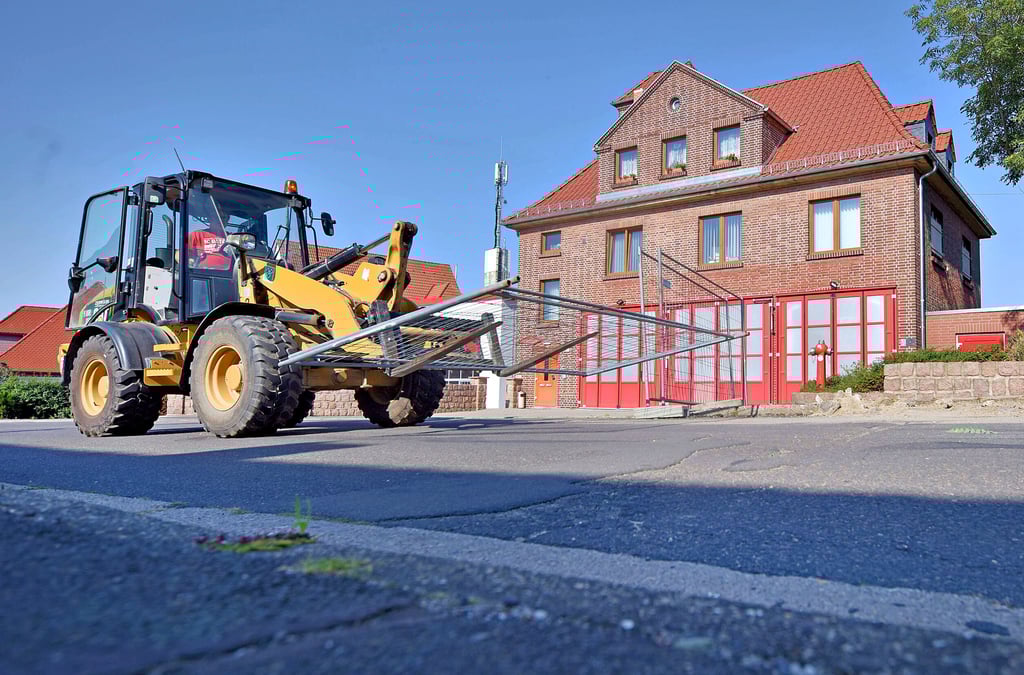 Noch fahren vor der Feuerwehr in Thalheim nur einzelne Radlader. In Kürze wird die Straße eine riesige und nicht passierbare Baustelle sein.