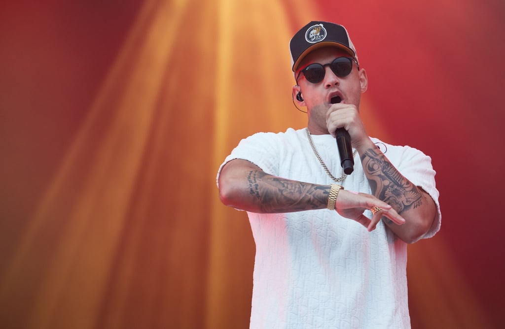 Pietro Lombardi, Sänger, steht auf der Bühne beim Strandkorb Open Air-Konzert.