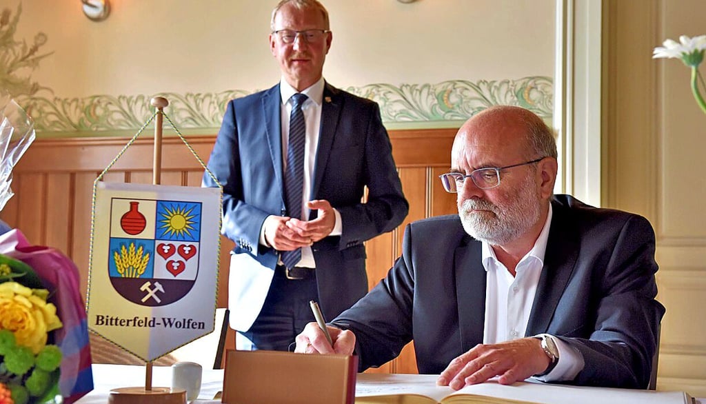Michael Polk, ehemaliger Geschäftsführer Chemiepark, trägt sich in das Goldenen Buch der Stadt Bitterfeld-Wolfen ein
