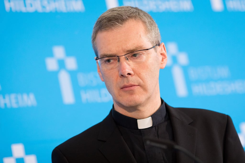 Heiner Wilmer, Bischof von Hildesheim, nimmt an einer Pressekonferenz teil.