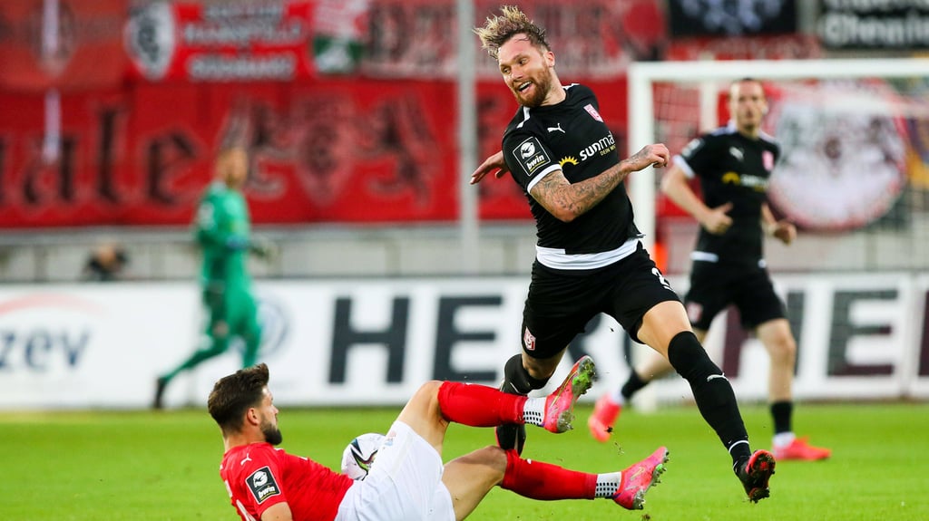 Jan Löhmannsröben wirft sich für den HFC in einen Zweikampf - gegen Zwickau tat er das wohl zum letzten Mal im Jahr 2021.