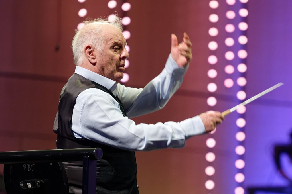 Daniel Barenboim am Pult.