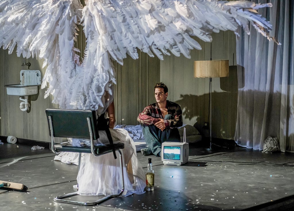 ?Engel in Amerika? feiert in der Regie von Ingo Kerkhof am NT Premiere. Im Bild: Bettina Schneider (Engel) und Marian Kindermann