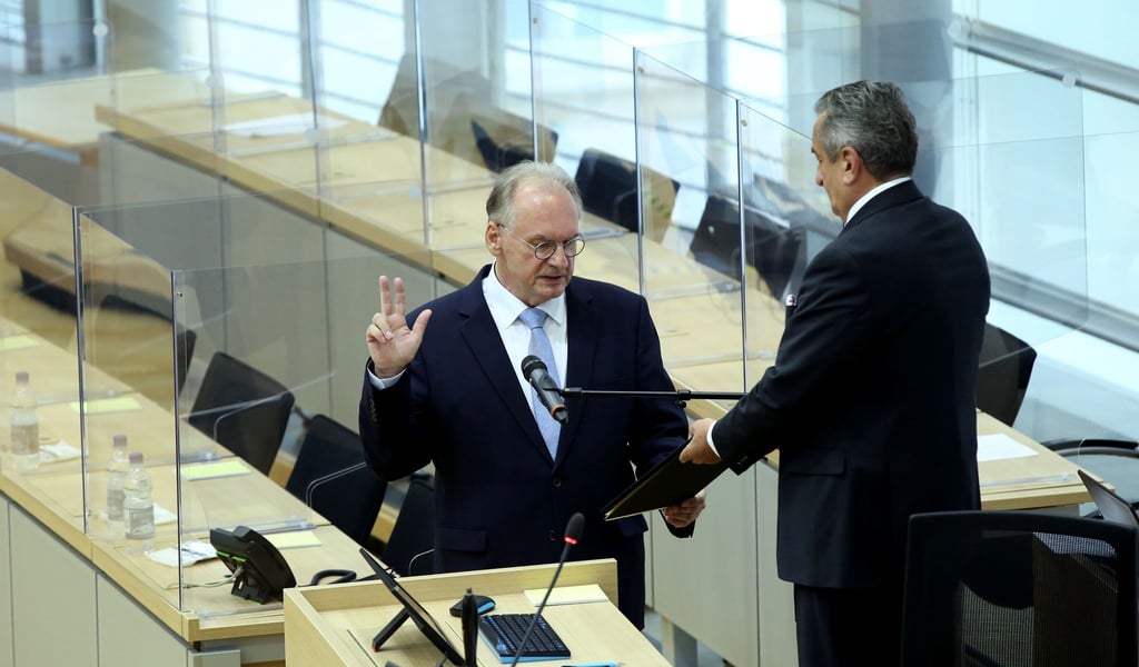 Reiner Haseloff (l) wird von Landtagspräsident Gunnar Schellenberger vereidigt.
