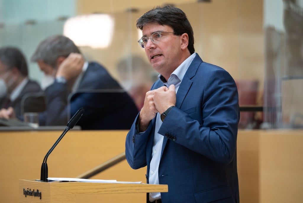 Der bayerische SPD-Fraktionschef Florian von Brunn spricht in München.