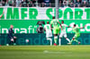 Wolfsburgs Lukas Nmecha (r) schießt den Ball zur Führung ins Tor.
