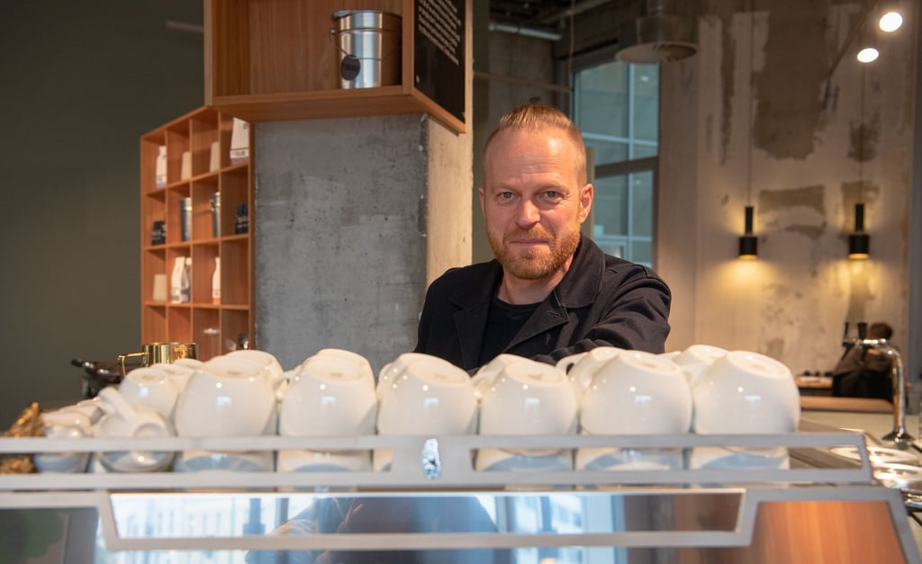 Unternehmer Ansgar Oberholz steht in seinem Cafe an der Torstraße.