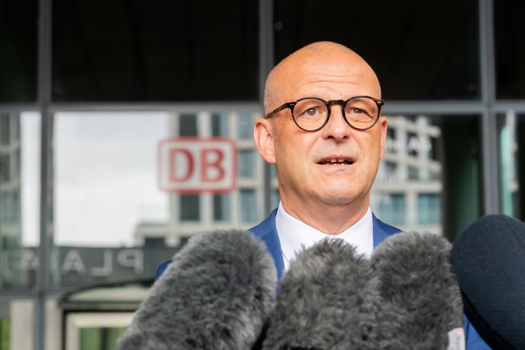 Martin Seiler, Personalvorstand der Deutschen Bahn (DB), gibt am Bahntower ein Pressestatement.