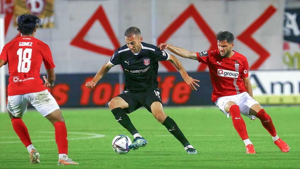 Michael Eberwein (M.) und der HFC fanden gegen robuste Zwickauer (2:2) in der ersten Halbzeit nicht zu ihrem Spiel.