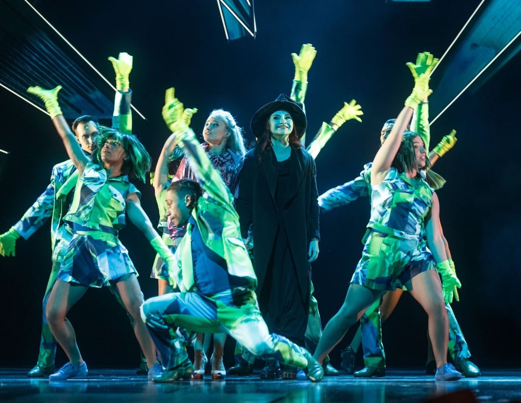 Die Sängerinnen Vajen van den Bosch (M, l.) als Elphaba und Jeannine Michele Wacker als Glinda singen und tanzen mit „Wicked“-Ensemblemitgliedern.