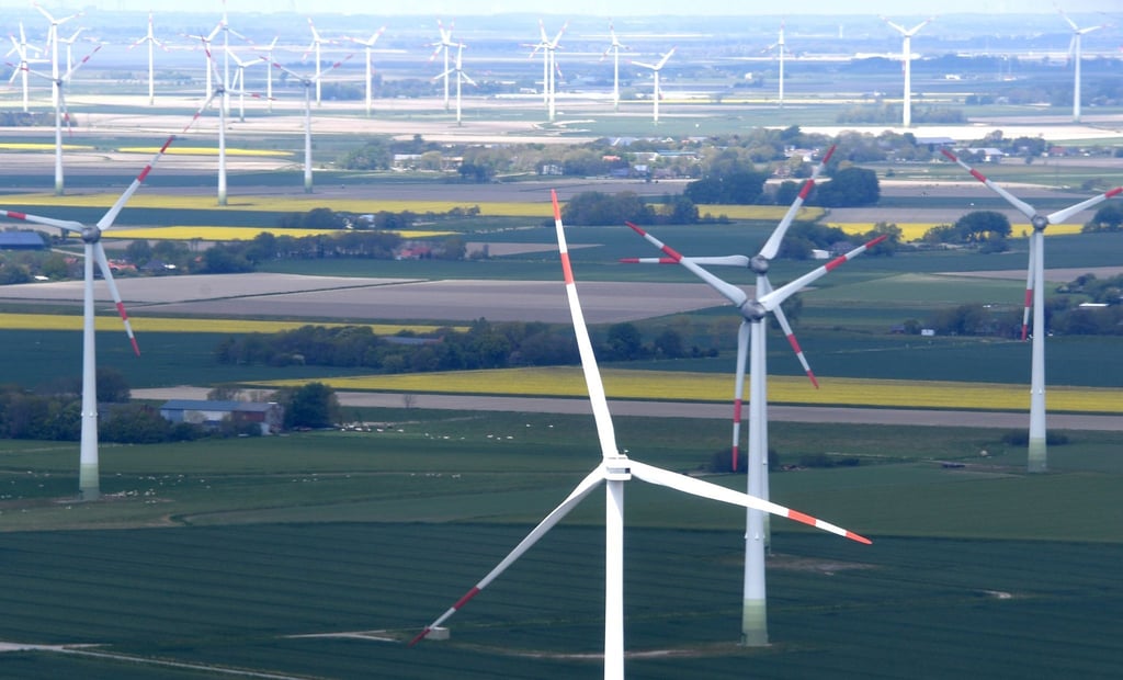 Windkraftanlagen stehen in der Nähe der Nordseeküste bei Büsum.