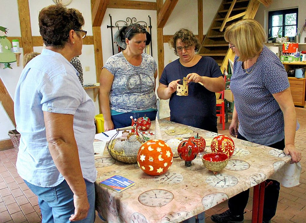 Yvonne Nitschke zeigt ein paar Beispielobjekte, was man alles töpfern kann.