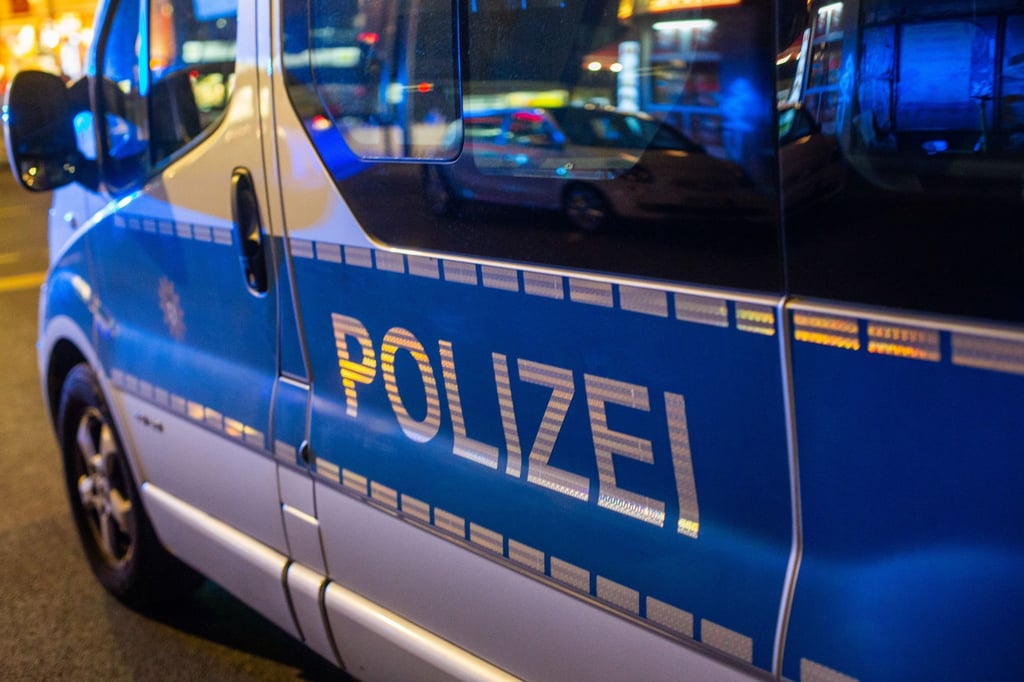 Ein Polizeifahrzeug steht auf der Straße.