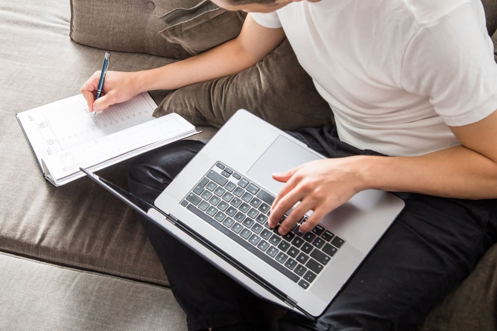 Freelancer können sich auf Onlineplattformen unkompliziert um Aufträge bemühen.