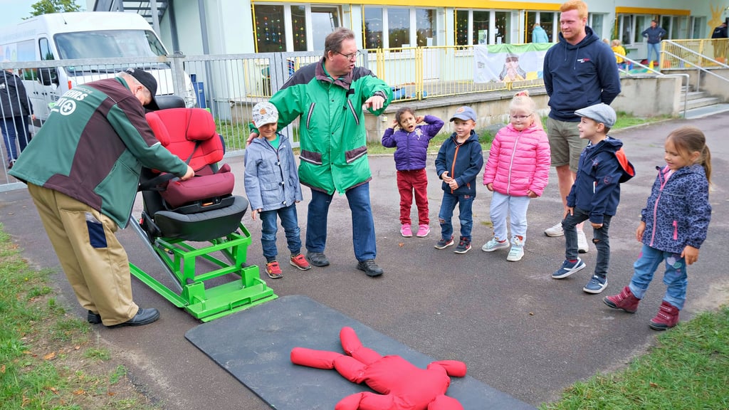 Harald Predöhl (links) und Günter Schwabe (3. von links) von der Verkehrswacht zeigen Kita-Kindern, was nicht angeschnallten Insassen eines Autos bei einem Unfall passieren kann. Der Ortsverband Salzwedel bietet seit 2014 solche Trainingsangebote im Rahmen des Programms Kinder im Straßenverkehr im Altmarkkreis an.