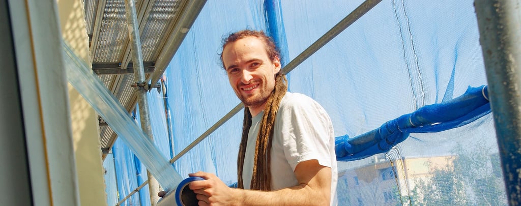 Maik Sommerfeld ist Maler und Restaurator. In Zeitz-Ost saniert er aktuell die Fassade eines Neubaublocks.
