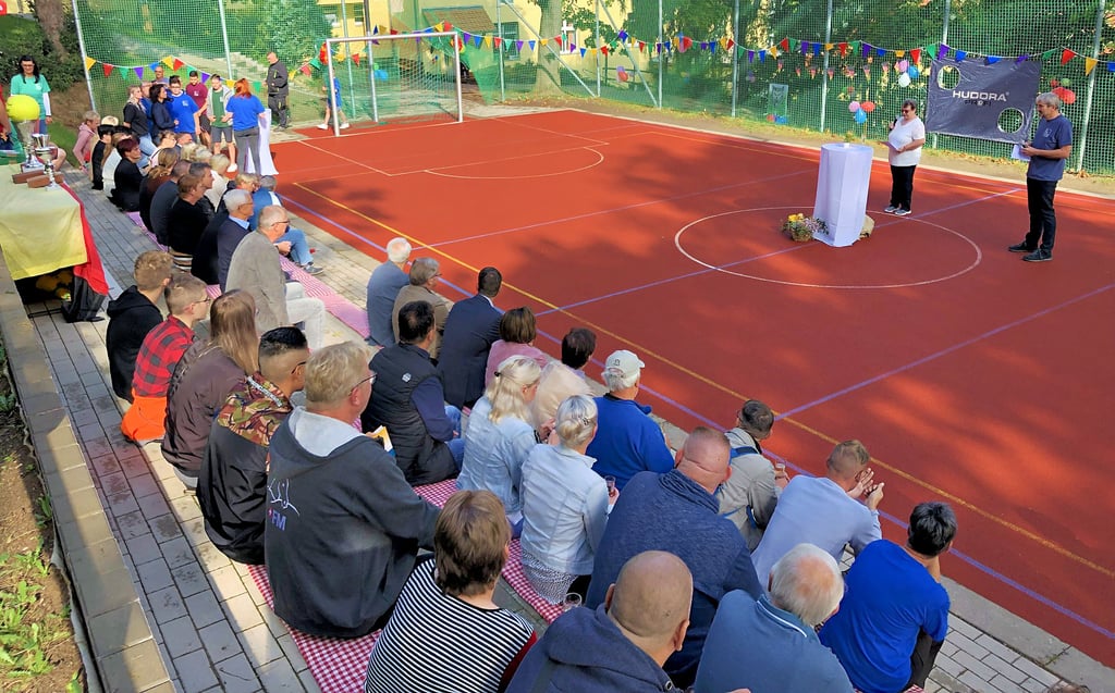 Festmpfang anlässlich des Jubiläums: Auf dem Sportplatz des Kinder- und Jugendheims wurde gemeinsam mit vielen Gästen Rückschau gehalten.