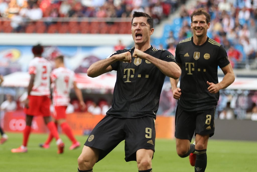 Robert Lewandowski (M) brachte die Bayern per Elfmeter in Führung.