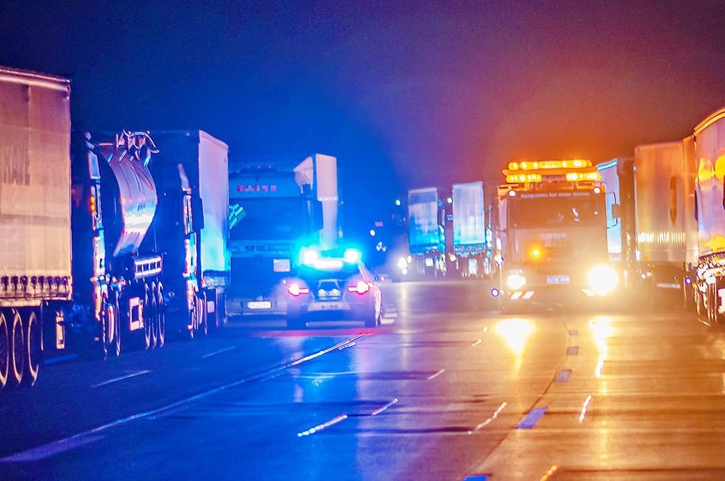 Lastwagen stauen sich nach einem Unfall auf einer Autobahn