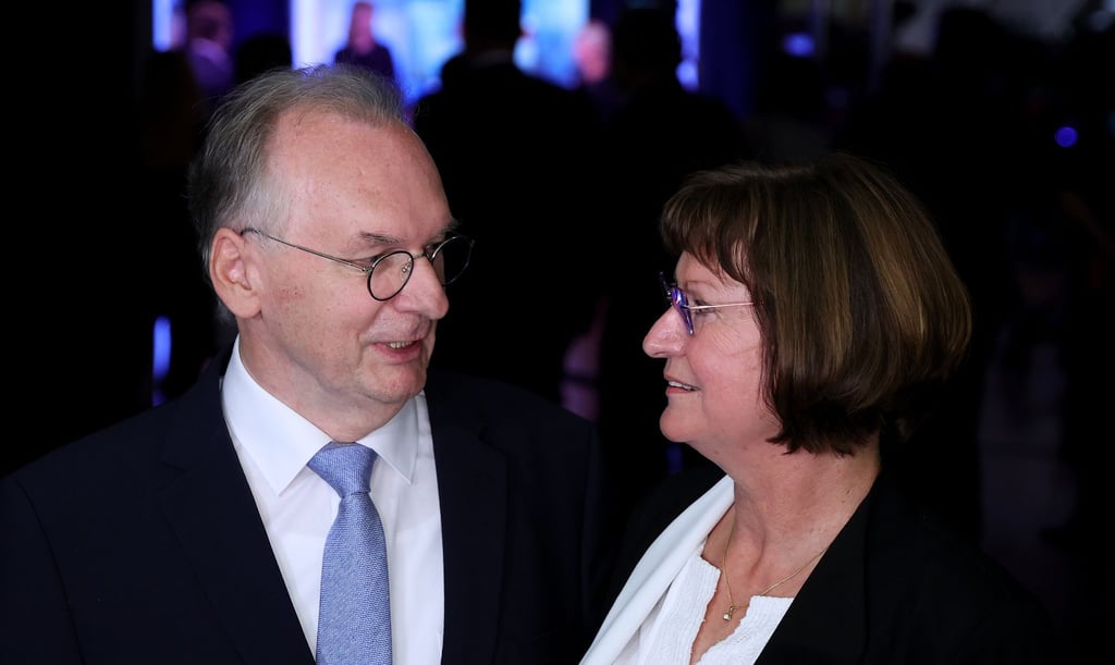 Reiner Haseloff (CDU), wiedergewählter Ministerpräsident von Sachsen-Anhalt, wird von seiner Ehefrau Gabriele beglückwünscht.