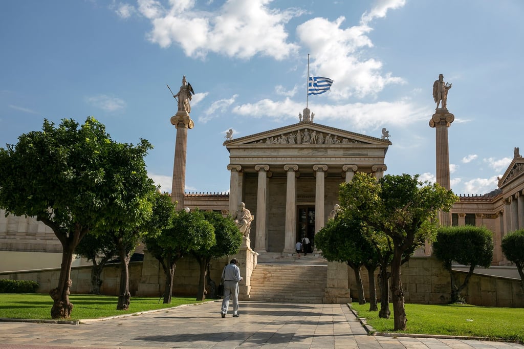 Eine griechische Flagge weht auf Halbmast auf dem Dach der Akademie von Athen nach dem Tod von des griechischen Komponisten Theodorakis.