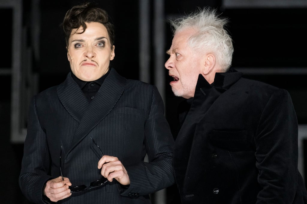 Kathrin Wehlisch und Tilo Nest spielen in einer Probe der "Dreigroschenoper" im Berliner Ensemble.