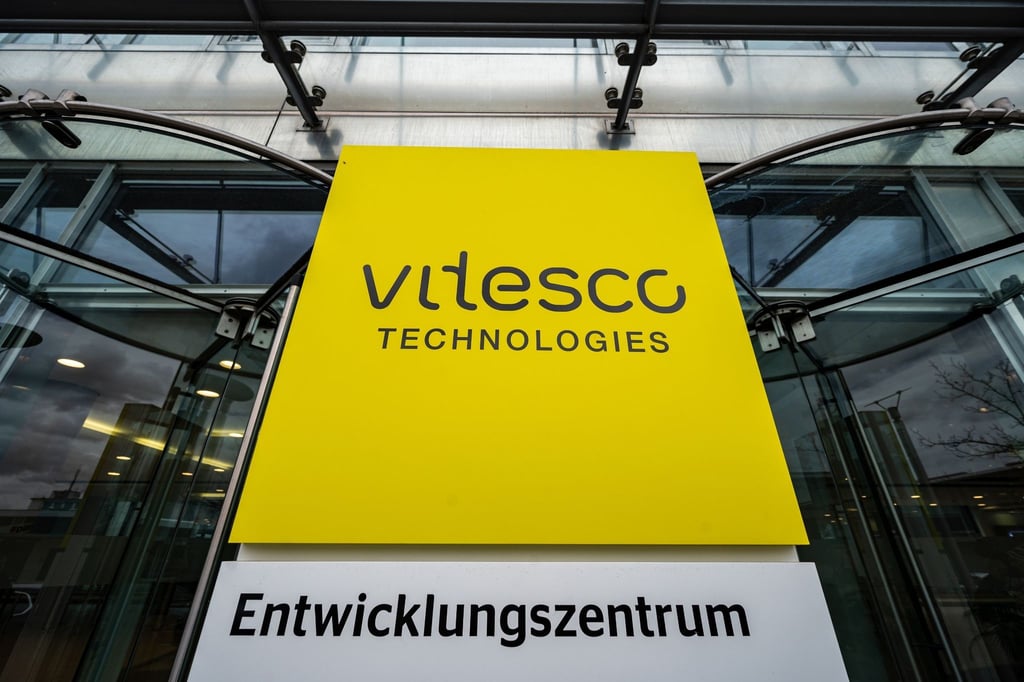 „Vitesco Technologies- Entwicklungszentrum“ steht auf einem Schild vor dem Werksgelände.