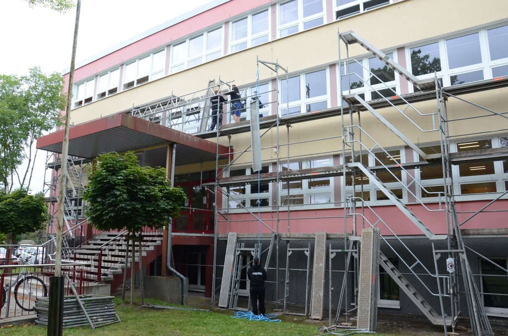 Das Gerüst an der Sekundarschule Kalbe für die Montage des Sonnenschutzes steht.