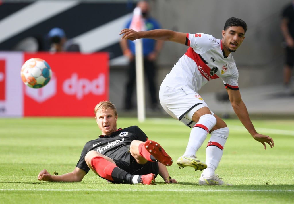 Frankfurts Martin Hinteregger (l) und Stuttgarts Omar Marmoush kämpfen um den Ball.