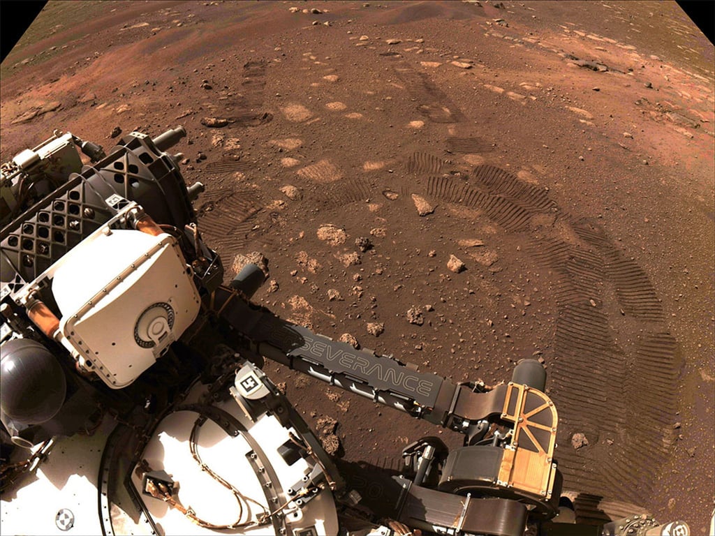 Der Rover „Perseverance“ der NASA fährt über den Planeten Mars.