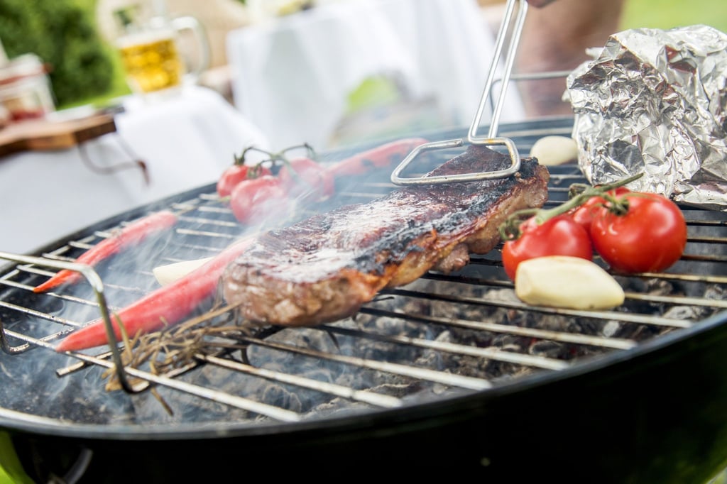 Bitte stellen Sie das Rauchen ein. Steaks grillt man lieber nur kurz in der größten Hitze und parkt sie dann am kühleren Rand.