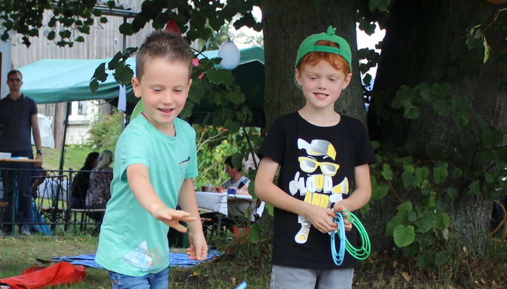 Die beiden Jungen versuchten sich im Zielwerfen.