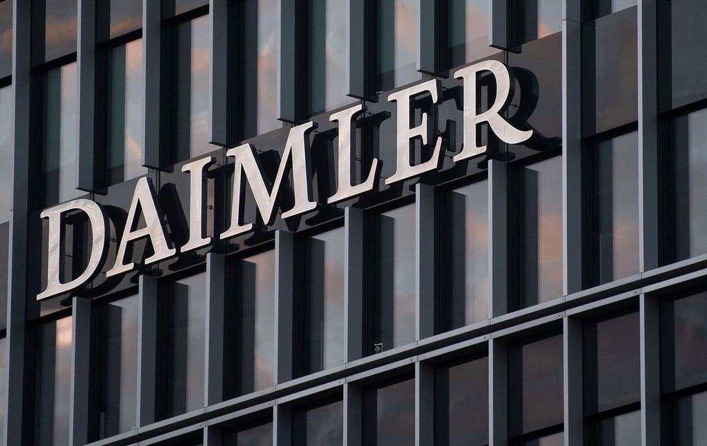 Das Logo der Daimler AG ist an der Konzernzentrale im Mercedes Benz-Werk in Untertürkheim zu sehen.