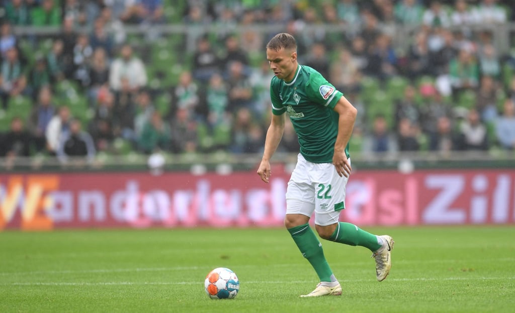 Werders Niklas Schmidt am Ball.