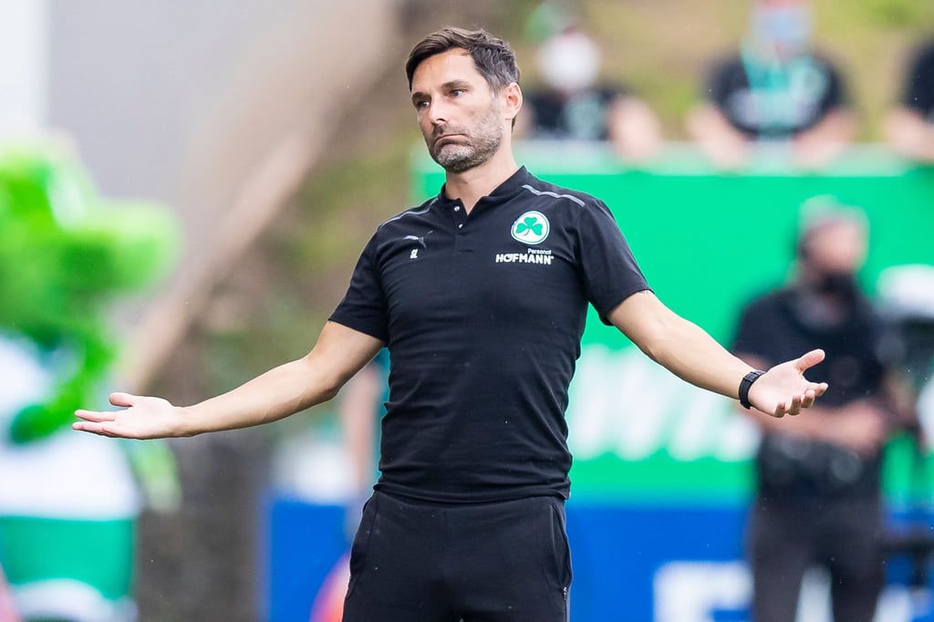Fürth's Trainer Stefan Leitl gestikuliert.