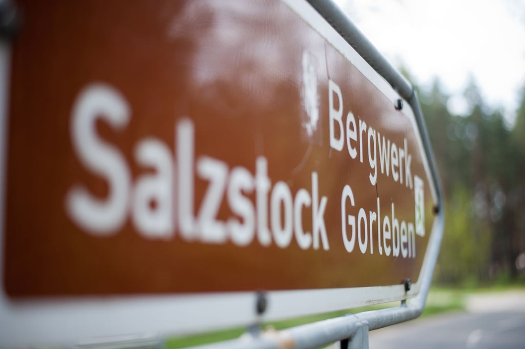 Ein Schild weist in Gorleben den Weg zum Erkundungsbergwerk.