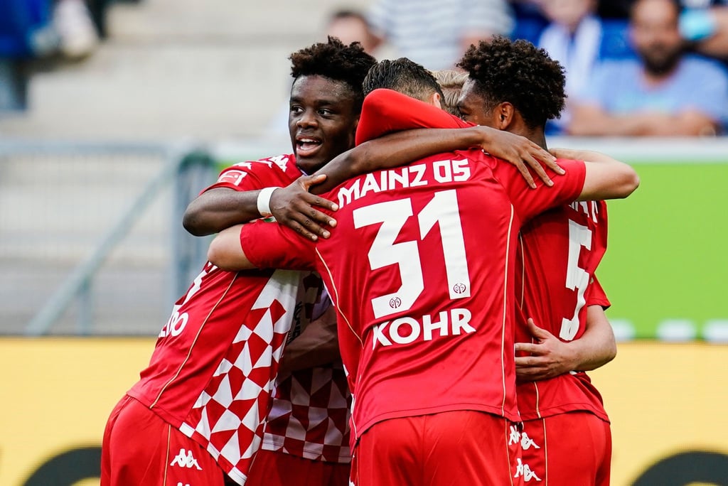 Die Mainzer bejubeln das 1:0 in Hoffenheim.